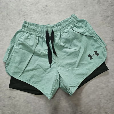 SHORT ROMPEVIENTO UNDER VERDE