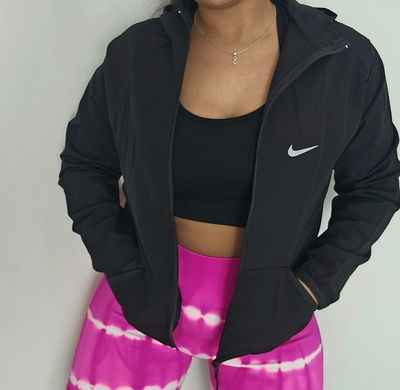 CAMPERA ROMPEVIENTO NIKE NEGRA