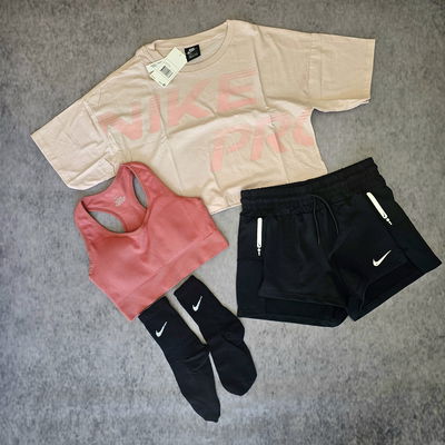 REMERA NIKE PRO A LA CADERA - ROSA 