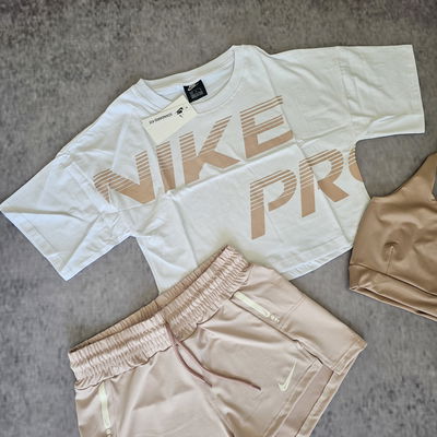 REMERA NIKE PRO A LA CADERA - BLANCA 