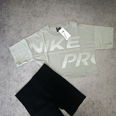 REMERA NIKE PRO A LA CADERA - GRIS