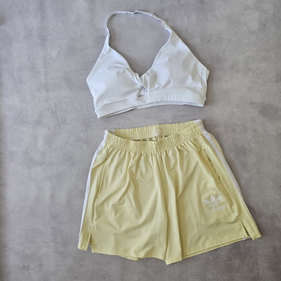 SHORT ADIDAS LINEAS - AMARILLO PASTEL 