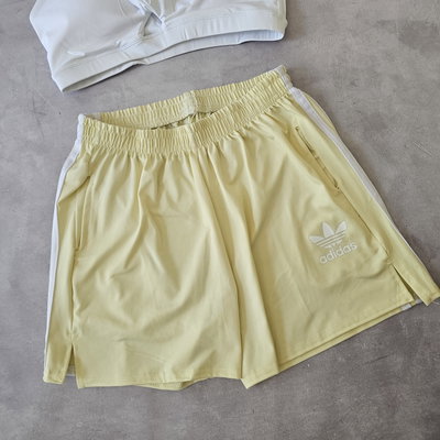 SHORT ADIDAS LINEAS - AMARILLO PASTEL 