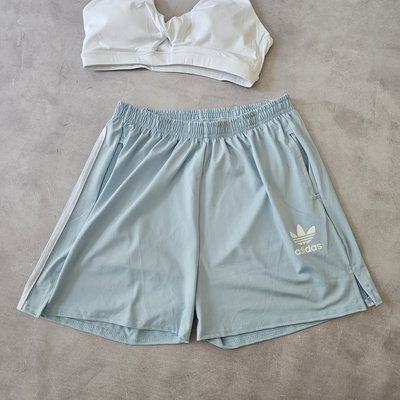 SHORT ADIDAS LINEAS - CELESTE PASTEL