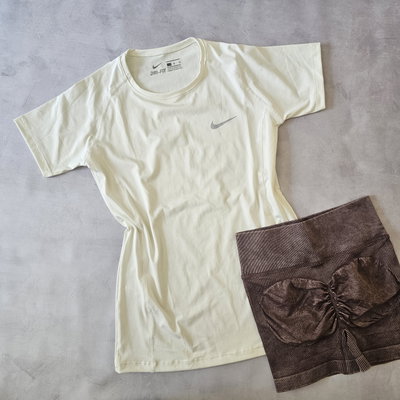 REMERA LYCRA NIKE - HUESO