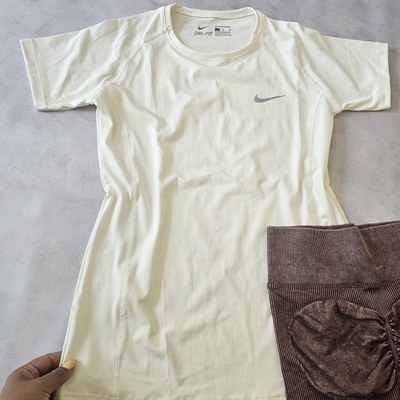 REMERA LYCRA NIKE - HUESO