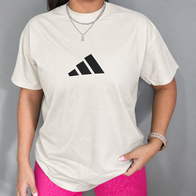 REMERA OVER ADIDAS  MANTECA