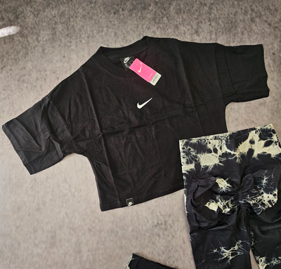 REMERA NIKE A LA CADERA - NEGRA