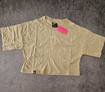 REMERA NIKE A LA CADERA - BEIGE
