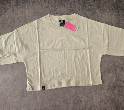 REMERA NIKE A LA CADERA - LATTE
