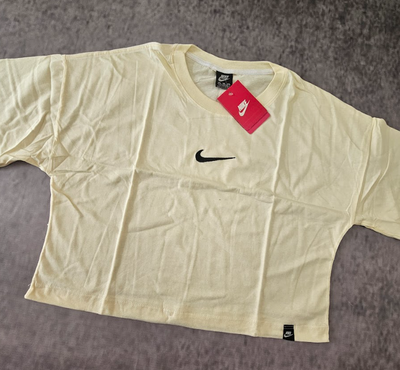 REMERA NIKE A LA CADERA - MANTECA