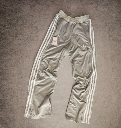 PANTALÓN DE PLUSH ADIDAS - GRIS