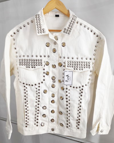 Campera con tachas y ojales BELL NATURAL
