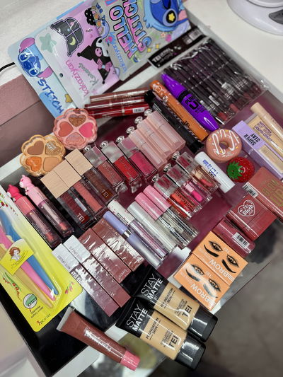 Combo emprendedor de 61 productos de maquillaje 