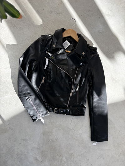 Campera eco cuero con cinto Mod 2