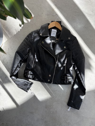 Campera eco cuero con alforzas