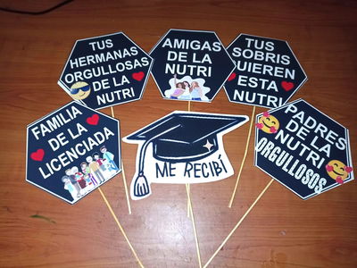Props/ cartel de mano. 