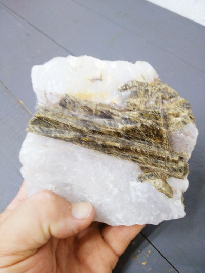 CRISTAL EPIDOTO EN MATRIZ
