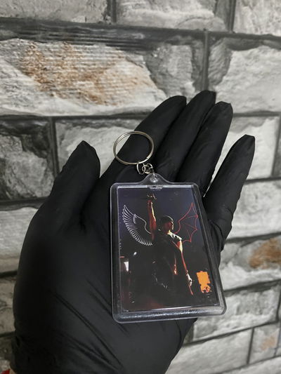 Llavero acrilico “Duki alas”