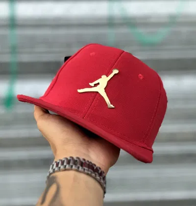 Gorra Jordan cerrada