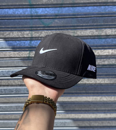 Gorra NK Regulable Curva | NEGRO c/ BLANCO