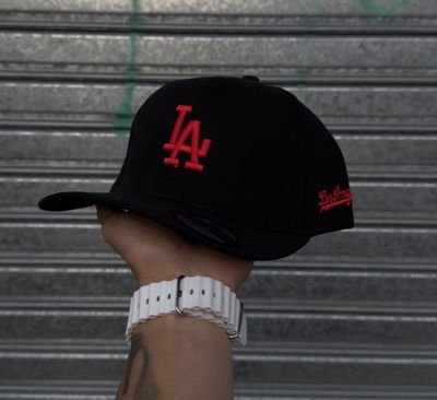 Gorra LA Regulable Curva | NEGRO c/ ROJO