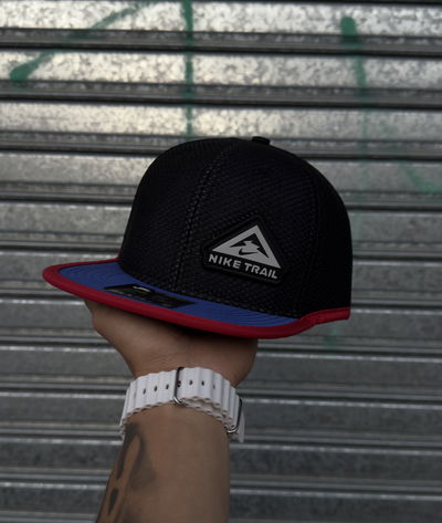 Gorra NK Trail Regulable | NEGRO c/ AZUL y ROJO