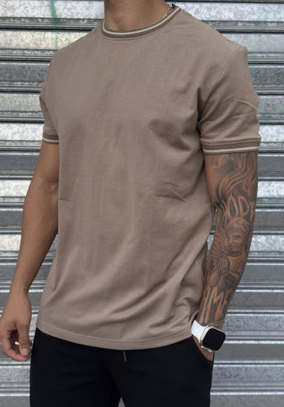 Remera Cuello Line | MARRON