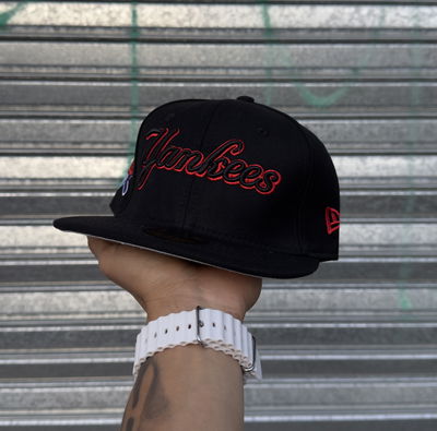 Gorra Yankees Cerrada Plana | NEGRO c/ ROJO