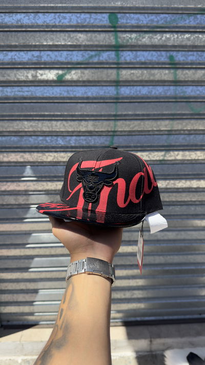 Gorra Bulls Regulable Plana | NEGRO c/ ROJO