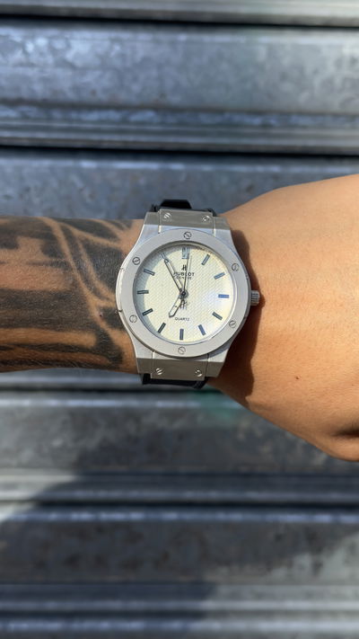 Reloj Hublot | PLATEADO c/ malla CUERO, fondo BLANCO