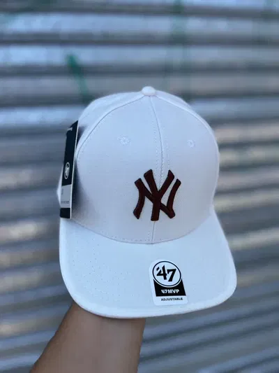 Gorra NY Cerrada Plana | BLANCO c/ MARRON