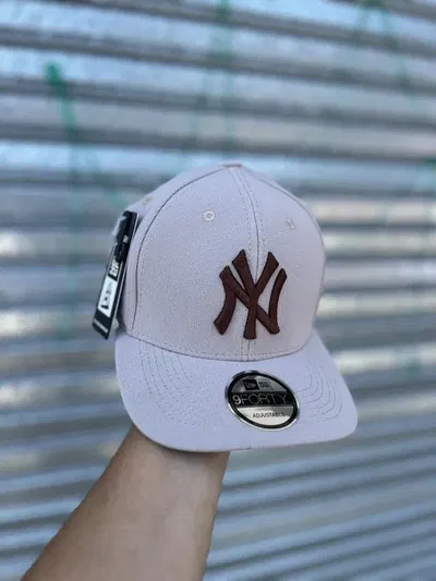 Gorra NY Cerrada Plana | BEIGE c/ MARRON
