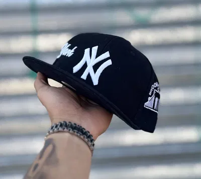 Gorra NY Cerrada Plana | NEGRO c/ BLANCO y PARCHES
