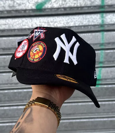 Gorra NY Cerrada Plana | NEGRO c/ PARCHES de COLORES