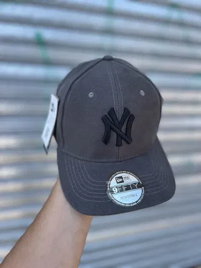 Gorra NY Regulable Curva | GRIS c/ NEGRO