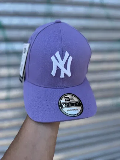 Gorra NY Regulable Curva | LILA c/ BLANCO