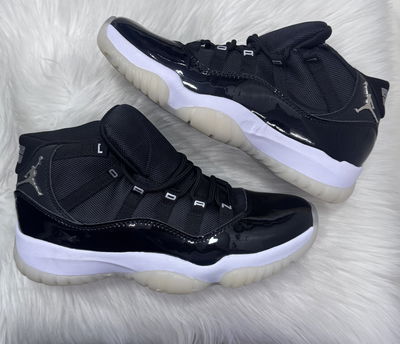 JORDAN RETRO 11 | NEGRO c/ BLANCO suela BEIGE