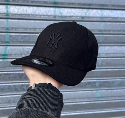 Gorra NY Cerrada Curva | NEGRO