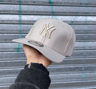 Gorra NY Cerrada Curva | BEIGE