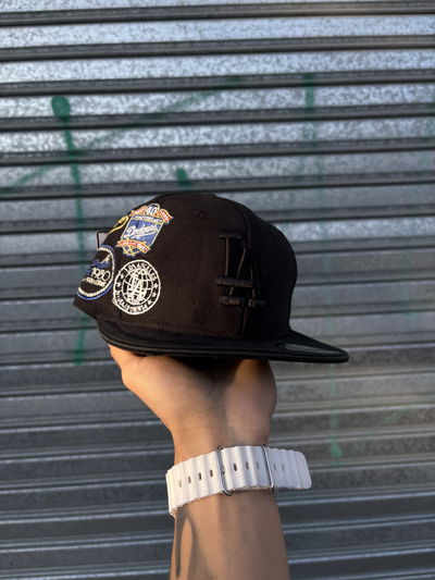 Gorra LA Cerrada Plana | NEGRO c/ parches