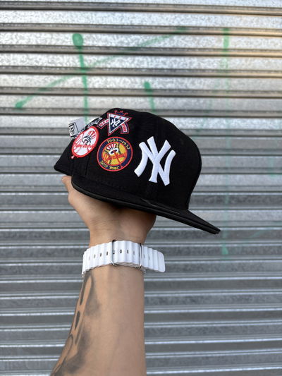 Gorra NY Regulable Plana | NEGRO c/ parches de COLORES