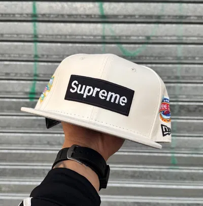 Gorra Supreme Cerrada Importada c/ parches | CREMA