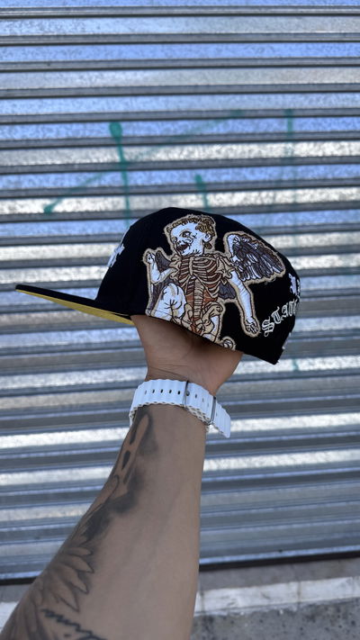 Gorra As Cerrada Plana Importada Bordada | NEGRO c/ AMARILLO