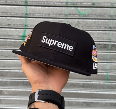 Gorra Supreme Cerrada Importada c/ parches
