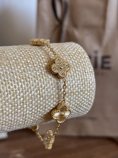 Pulsera trébol dorada con strass