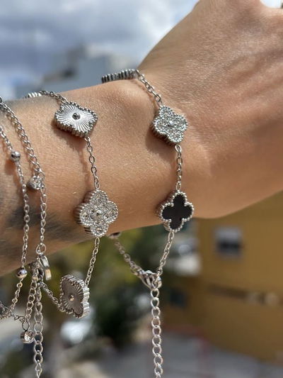 Pulsera trébol plateado con strass 