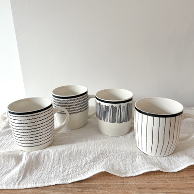 Tazas Mug blanco con lineas y borde negro surtido 8.2x8.5cm