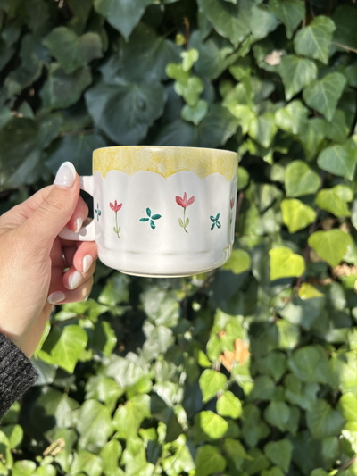 Taza de Cerámica Pintada a Mano – Borde con Colores y Flores