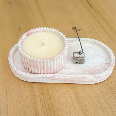 Vela Aromática de Cera de Soja Cilindro Rayado Bajo 5x8 cm con Bandeja Ovalada 18x9,5 cm